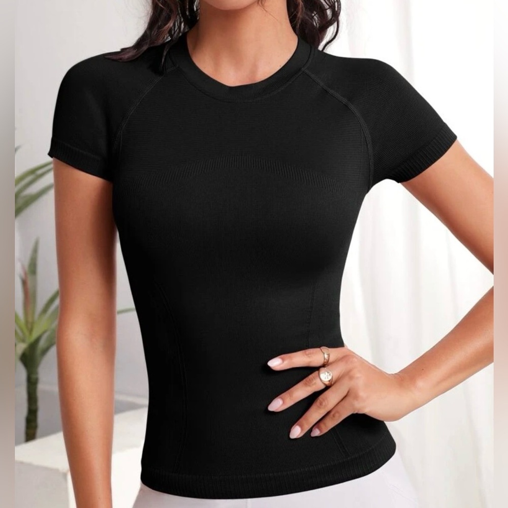 Black Seamless Activewear T-Shirt-Brand New